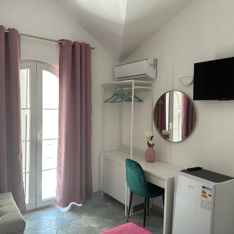 R&A Apartmani Bečići - Dvokrevetna Soba sa Bračnim Krevetom sa Balkonom i Pogledom na More - 2