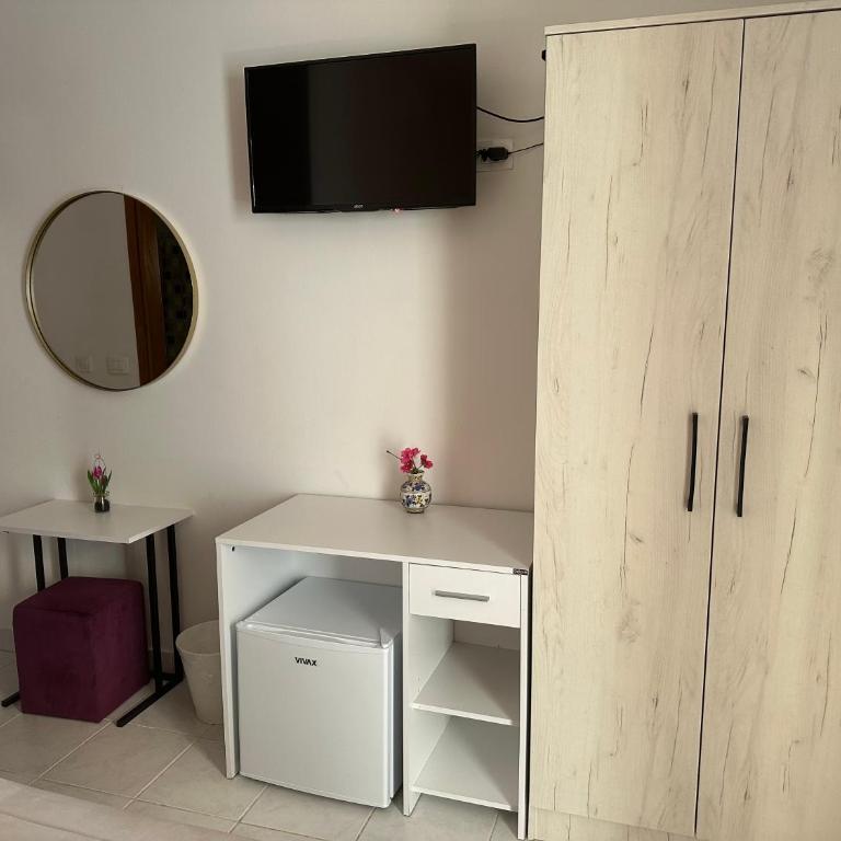 R&A Apartmani Bečići - Dvokrevetna Soba sa Bračnim Krevetom sa Balkonom i Pogledom na More - 4