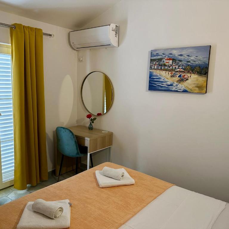 R&A Apartmani Bečići - Dvokrevetna Soba s Bračnim Krevetom s Pogledom na Vrt - 1