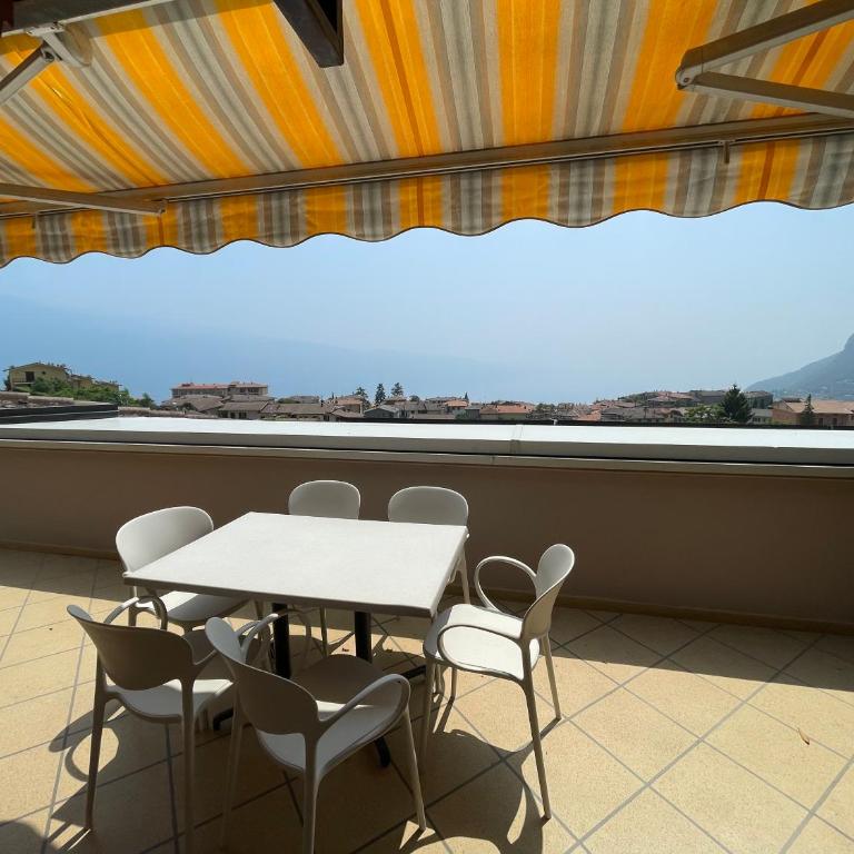 Residence Mirabel - Suite con Vista Lago - 5