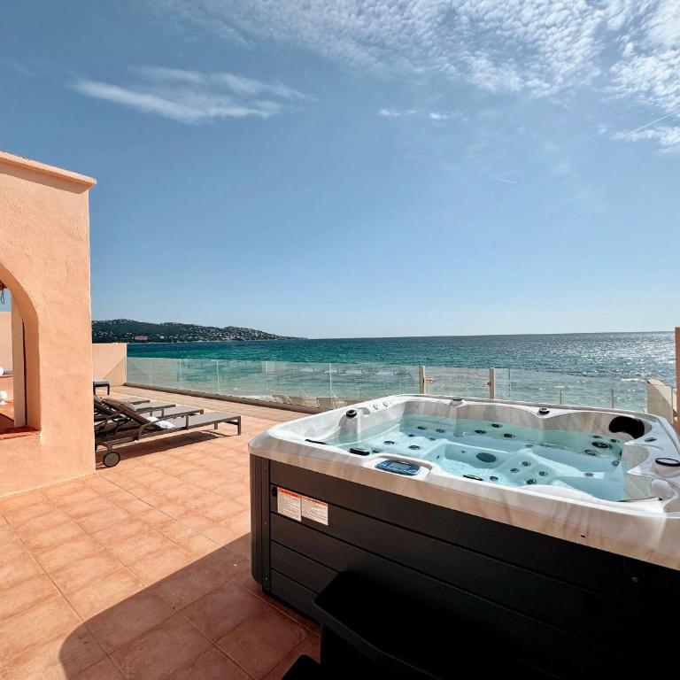 Villa pieds dans l eau la Nartelle - Four-Bedroom Villa - 5