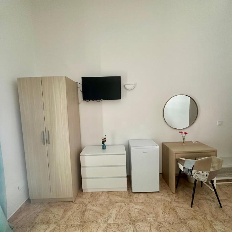 R&A Apartmani Bečići - Trokrevetna Soba sa Balkonom - 3