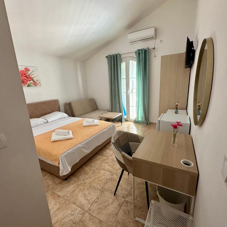 R&A Apartmani Bečići - Trokrevetna Soba sa Balkonom - 2