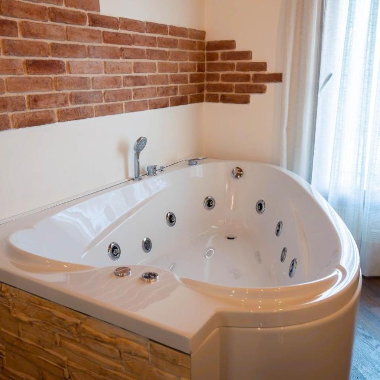 Tenuta La Rotta - Rooms & Pool - Suite Deluxe con Vasca Idromassaggio - 4
