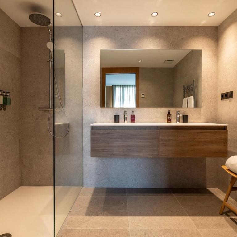 Luxury Mountain Stay l 1 Minute To Slopes l 6pax l GYM - SAUNA - POOL l by BonesVacances - Appartement 2 Chambres - 25