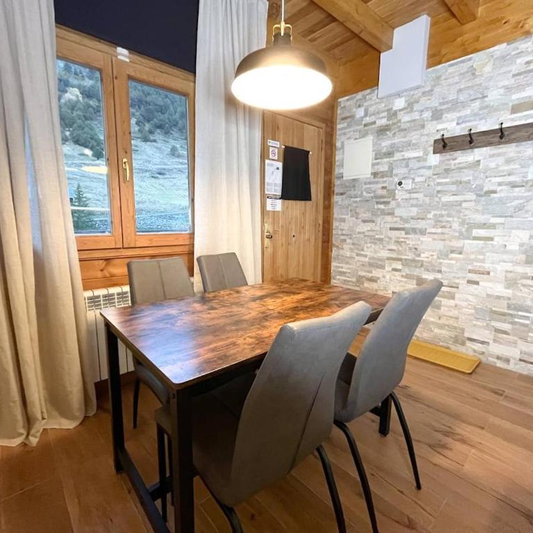 Rustic Retreat in Incles Valley Free Parking Mountain Views l by BonesVacances - Apartamento de 2 dormitorios - 48
