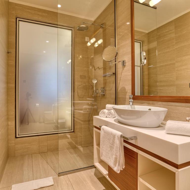 Boutique Hotel R Palazzo - Deluxe Double Room with Balcony and Sea View - 5