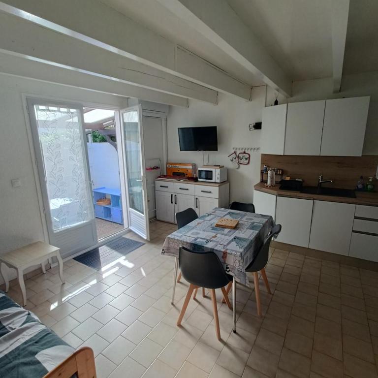 Maison climatisée au bord de l'étang de Thau - résidence avec piscine - Appartement 2 Chambres avec Balcon et Terrasse - 3