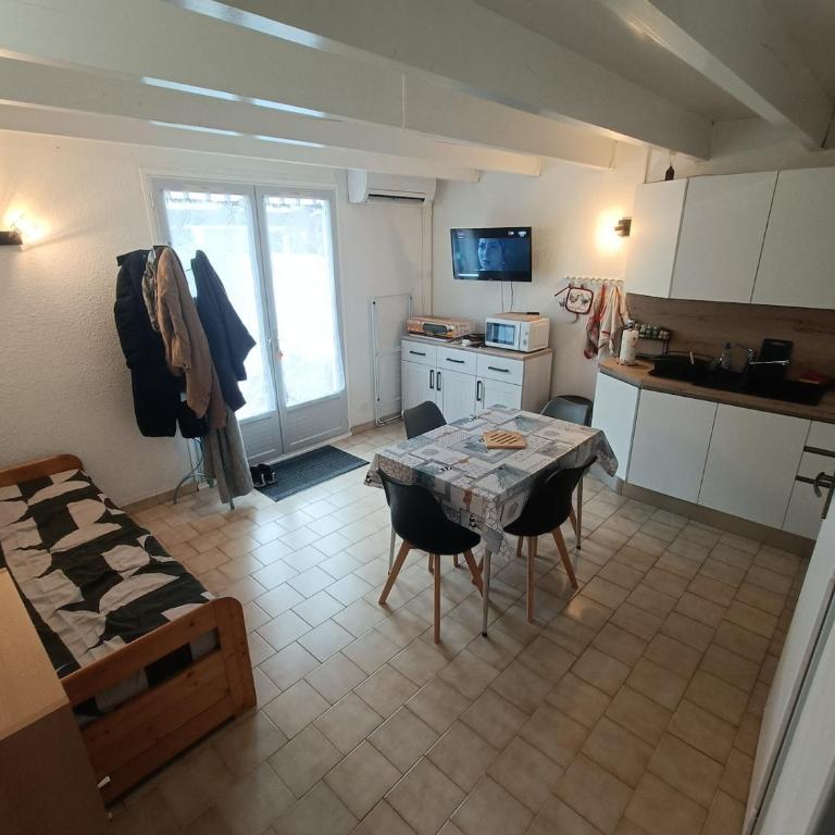 Maison climatisée au bord de l'étang de Thau - résidence avec piscine - Appartement 2 Chambres avec Balcon et Terrasse - 7