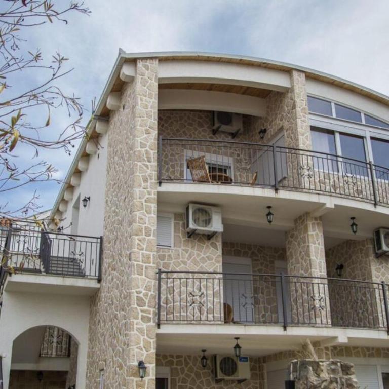 Lotos - family stan - Apartman s 2 Spavaće Sobe sa Balkonom i Terasom - 1