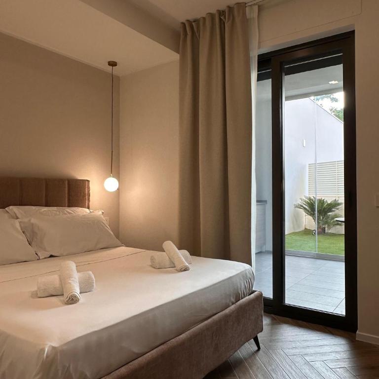 Venus Suites - King Room with Garden View - 1
