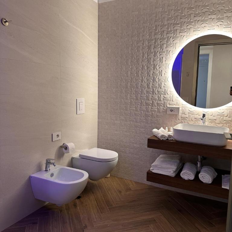 Venus Suites - King Room with Garden View - 5