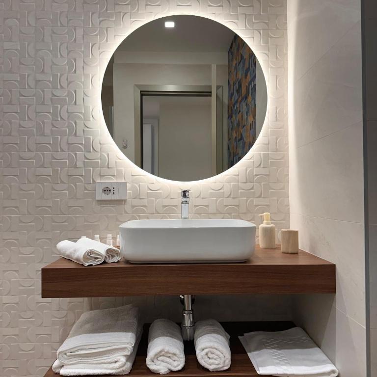 Venus Suites - King Room with Garden View - 8
