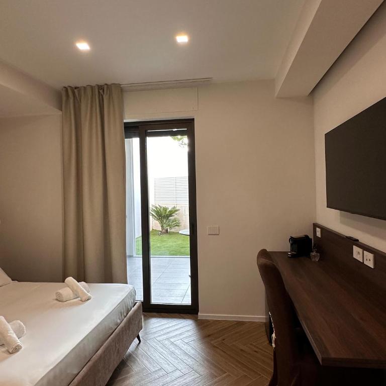 Venus Suites - King Room with Garden View - 10