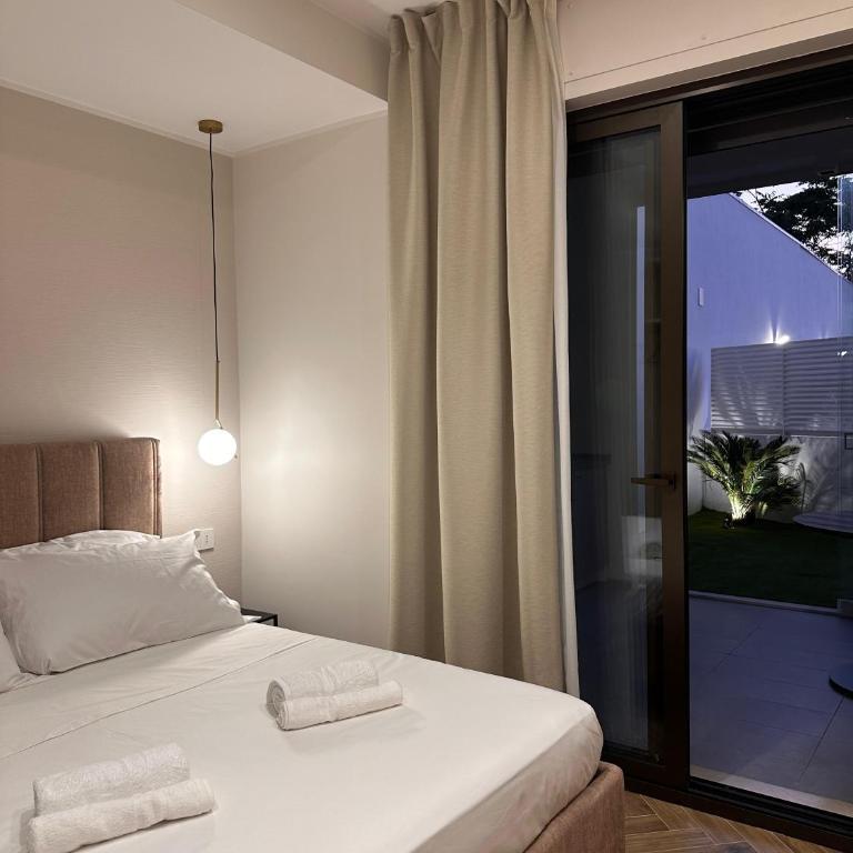 Venus Suites - King Room with Garden View - 2