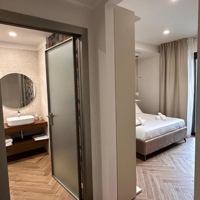 Venus Suites - King Room with Garden View - 14