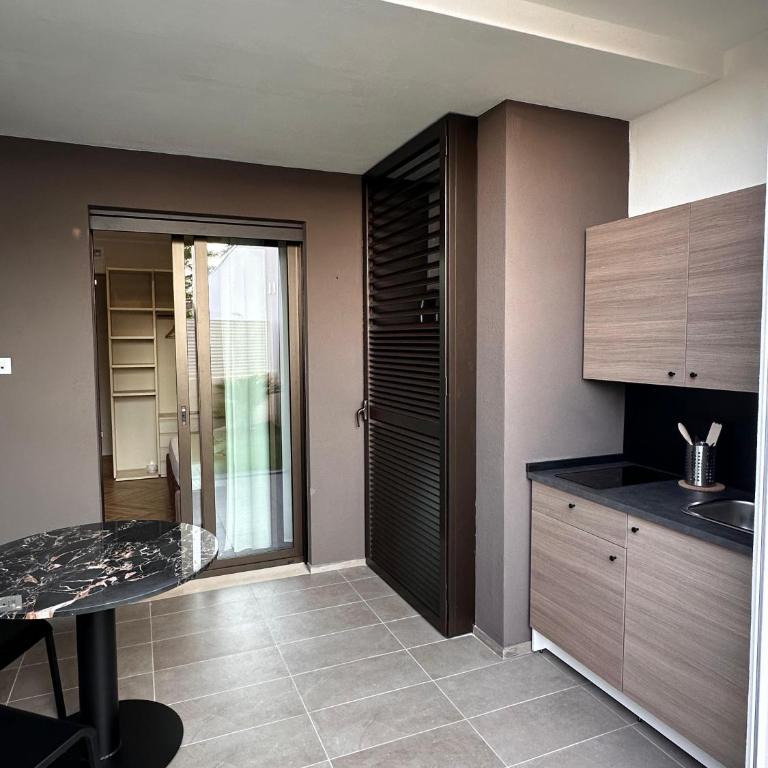 Venus Suites - King Room with Garden View - 15