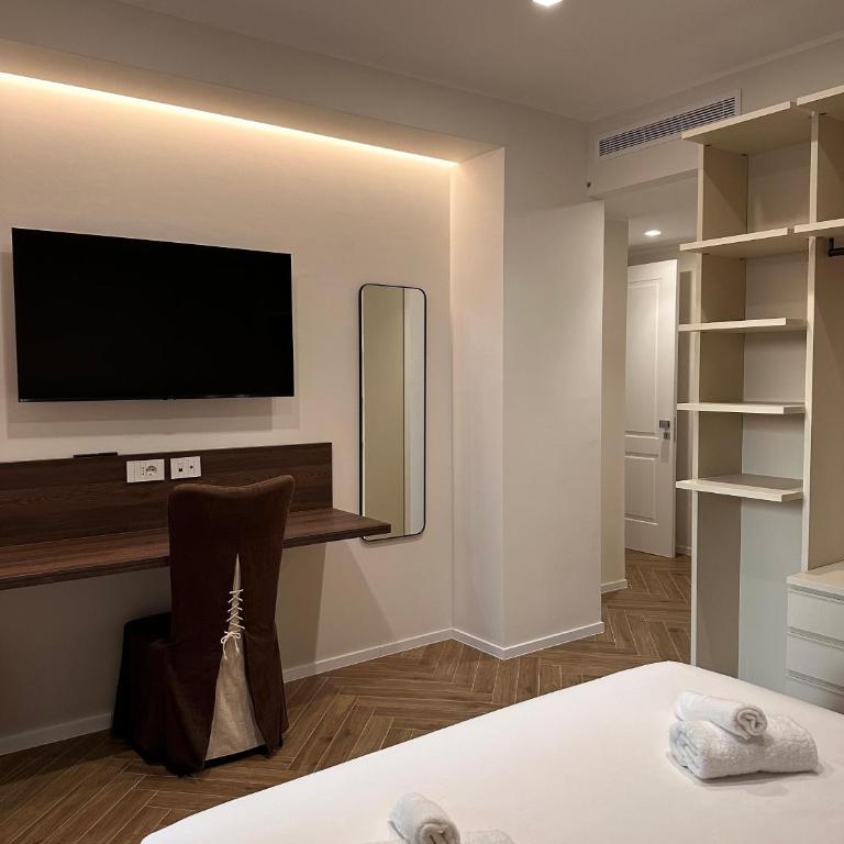 Venus Suites - King Room with Garden View - 16