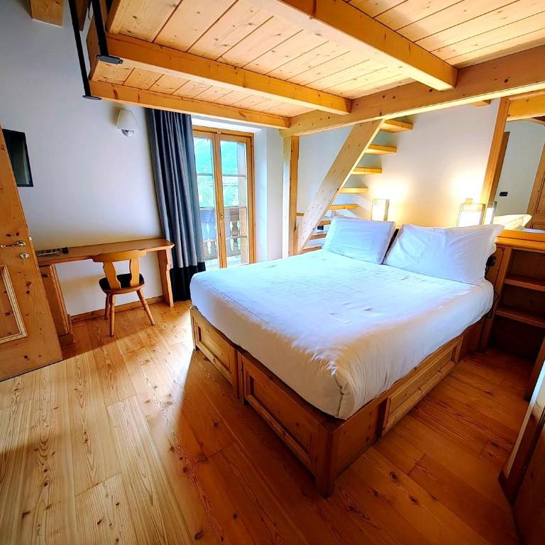 Alpi & Golf Hotel - Camera Familiare con Vista Montagna - 4