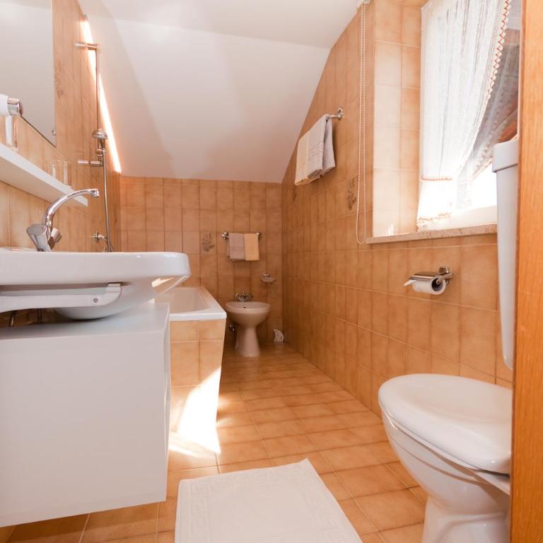 Residence Linde - Ferienwohnungen & Apartments - Two-Bedroom Apartment with Balcony - 11