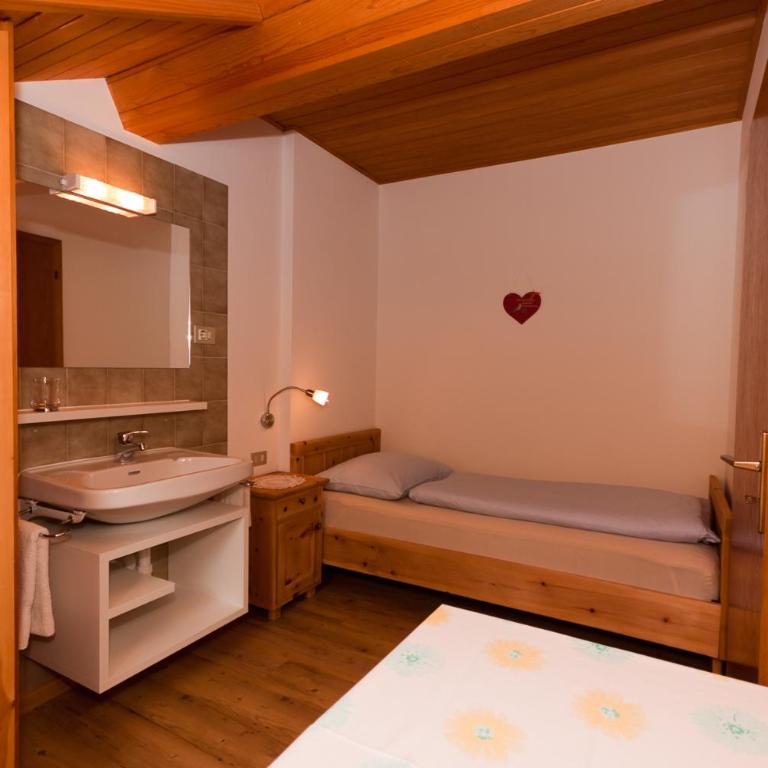 Residence Linde - Ferienwohnungen & Apartments - Two-Bedroom Apartment with Balcony - 10