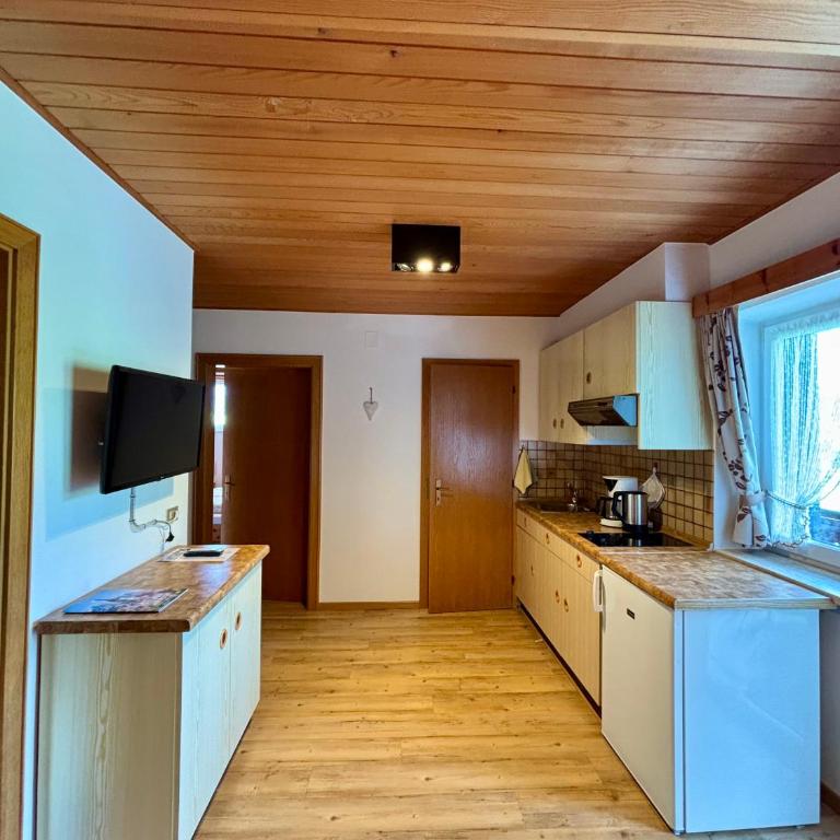 Residence Linde - Ferienwohnungen & Apartments - Two-Bedroom Apartment with Balcony - 9