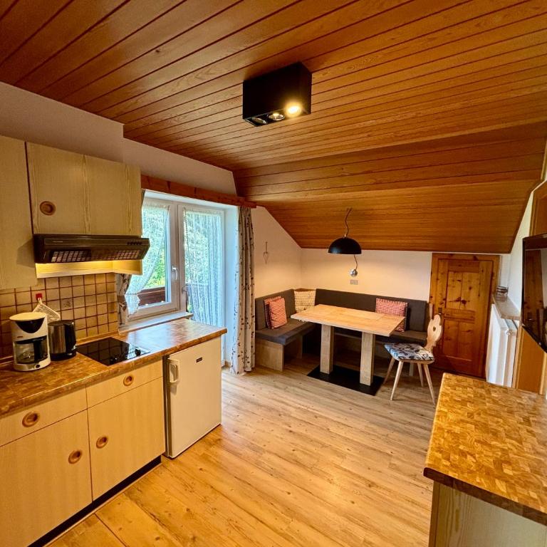 Residence Linde - Ferienwohnungen & Apartments - Two-Bedroom Apartment with Balcony - 4