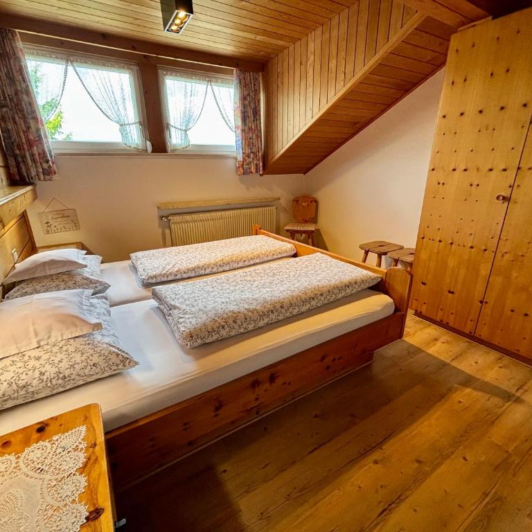 Residence Linde - Ferienwohnungen & Apartments - Two-Bedroom Apartment with Balcony - 5