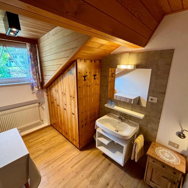 Residence Linde - Ferienwohnungen & Apartments - Two-Bedroom Apartment with Balcony - 6