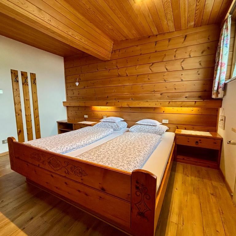 Residence Linde - Ferienwohnungen & Apartments - Two-Bedroom Apartment with Balcony - 3