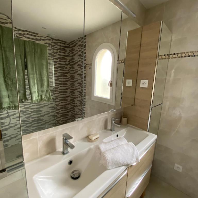 Villa Moana Lagune 4 chambres, 4 salles de bain, piscine privative chauffée à 30 degrés toute l année, balnéo, terrain de pétanque privé, ping-pong - Villa - 17