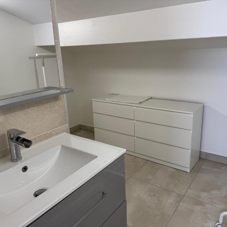 Villa Moana Lagune 4 chambres, 4 salles de bain, piscine privative chauffée à 30 degrés toute l année, balnéo, terrain de pétanque privé, ping-pong - Villa - 26