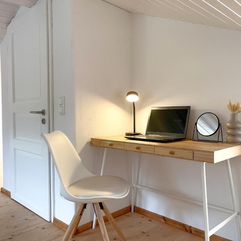 ALPINESTAY #1 - Apartment für 6 - Bergblick, Balkon, Kamin, Kino, Yoga, Parkplatz - Apartment mit 2 Schlafzimmern - 34