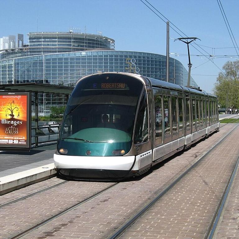 Vue Parlement Européen - Grande terrasse au calme - Tram à 2 min - Parking - Two-Bedroom Apartment with Terrace - 34
