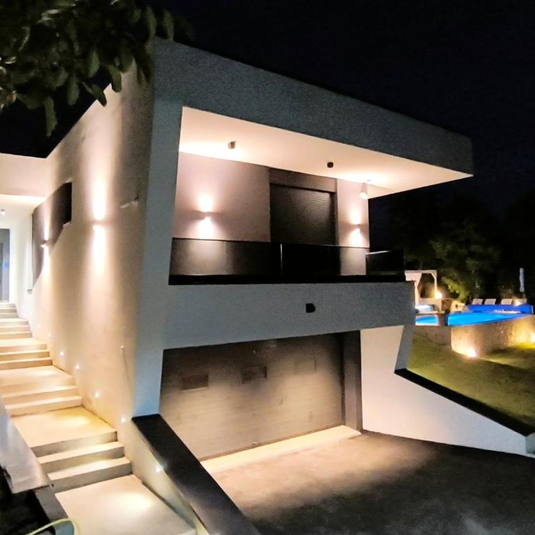Rent Your Family Retreat in Novi Sad - Vila sa Sopstvenim Bazenom - 55
