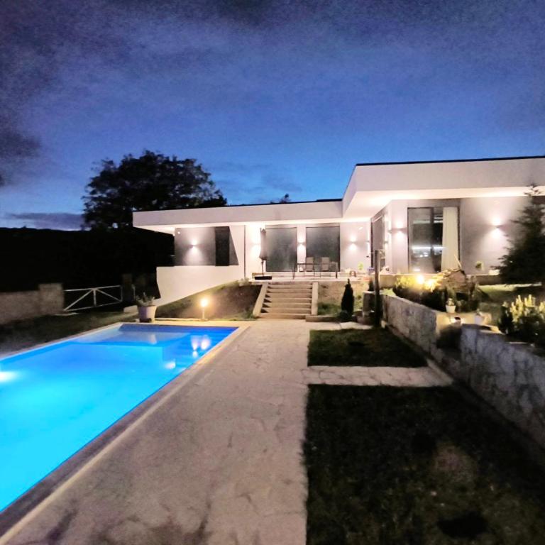 Rent Your Family Retreat in Novi Sad - Vila sa Sopstvenim Bazenom - 54