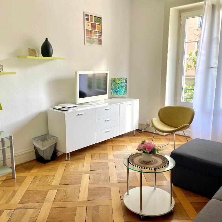 8 minutes walking from Lausanne Train station - One-Bedroom Apartment - 1