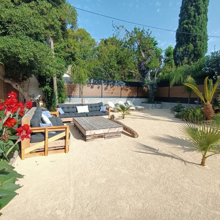 Vue et emplacement d'exception à 20 m de la plage des Sablettes - Villa - Côté Plage - 46