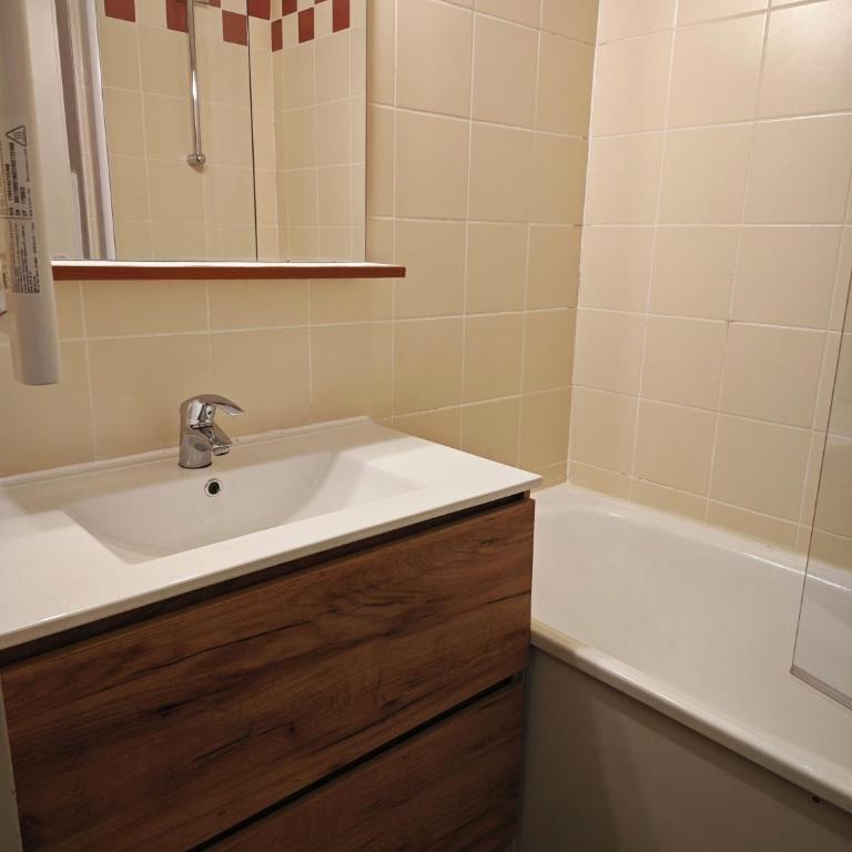 Appart 8 Personnes avec Salon Neuf et Parking Couvert Le Thuria - Three-Bedroom Apartment - 4