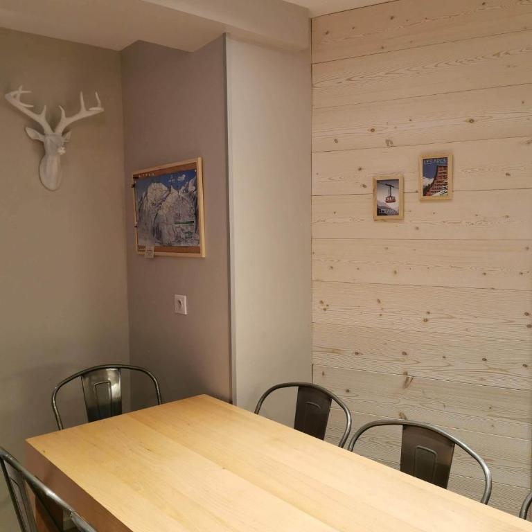 Appart 8 Personnes avec Salon Neuf et Parking Couvert Le Thuria - Three-Bedroom Apartment - 5