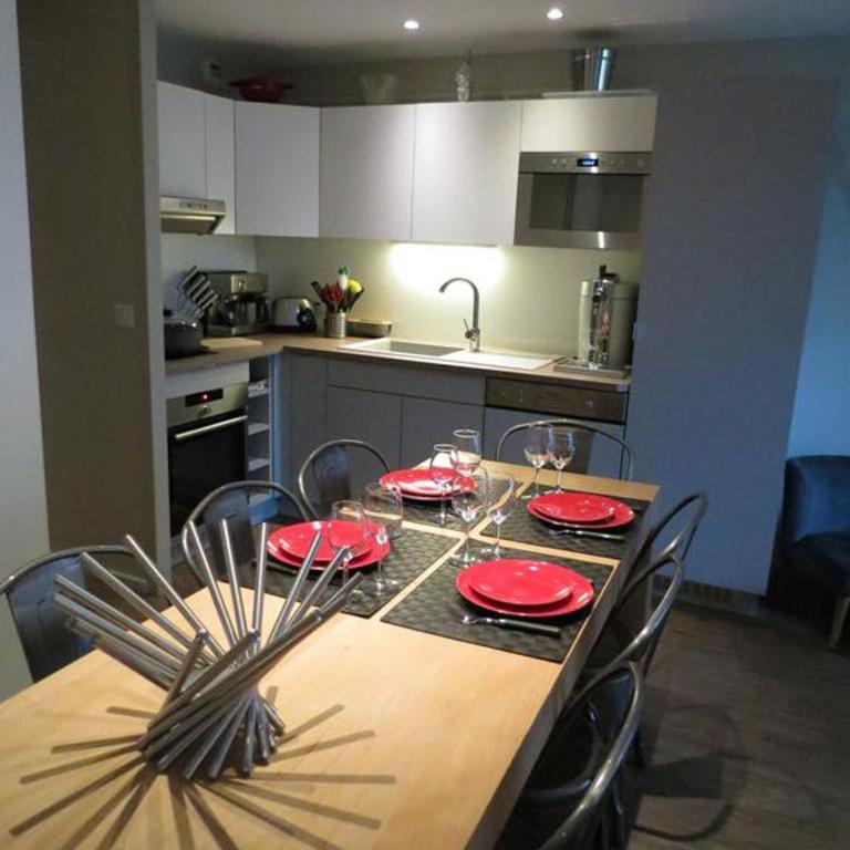 Appart 8 Personnes avec Salon Neuf et Parking Couvert Le Thuria - Three-Bedroom Apartment - 14