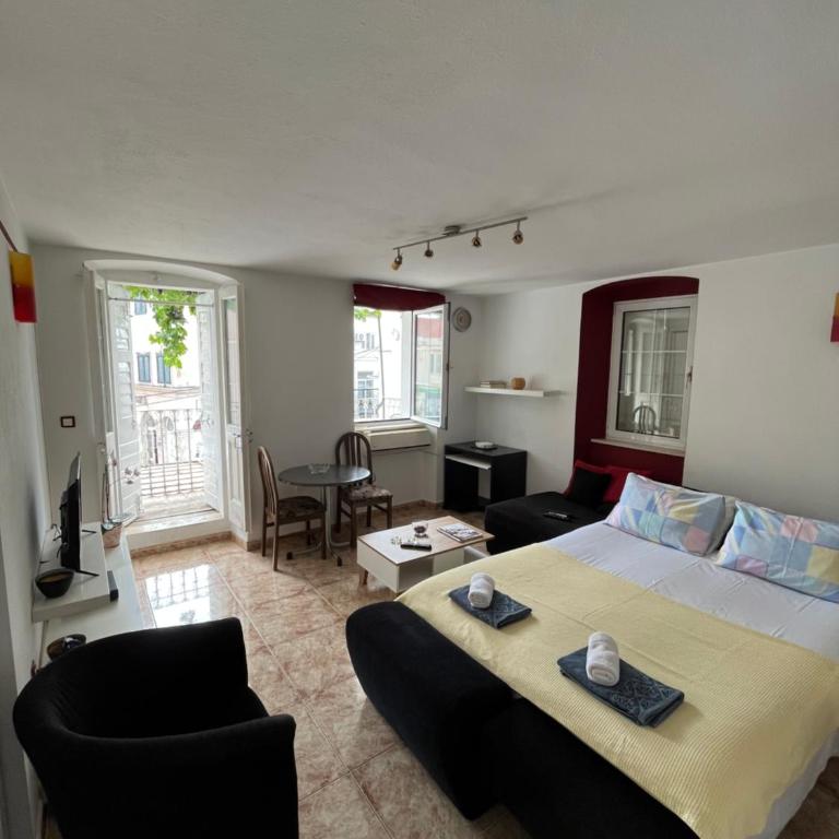 Hidden Gem Studio Apartment - One-Bedroom Apartment - 3