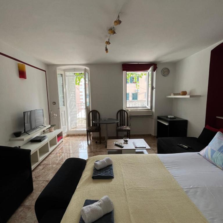 Hidden Gem Studio Apartment - One-Bedroom Apartment - 2