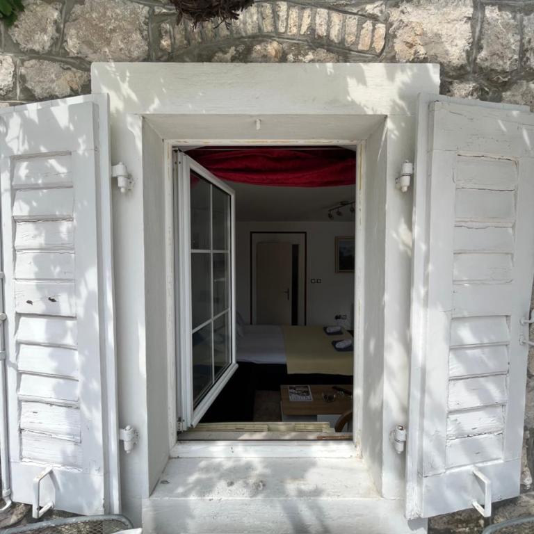 Hidden Gem Studio Apartment - One-Bedroom Apartment - 10