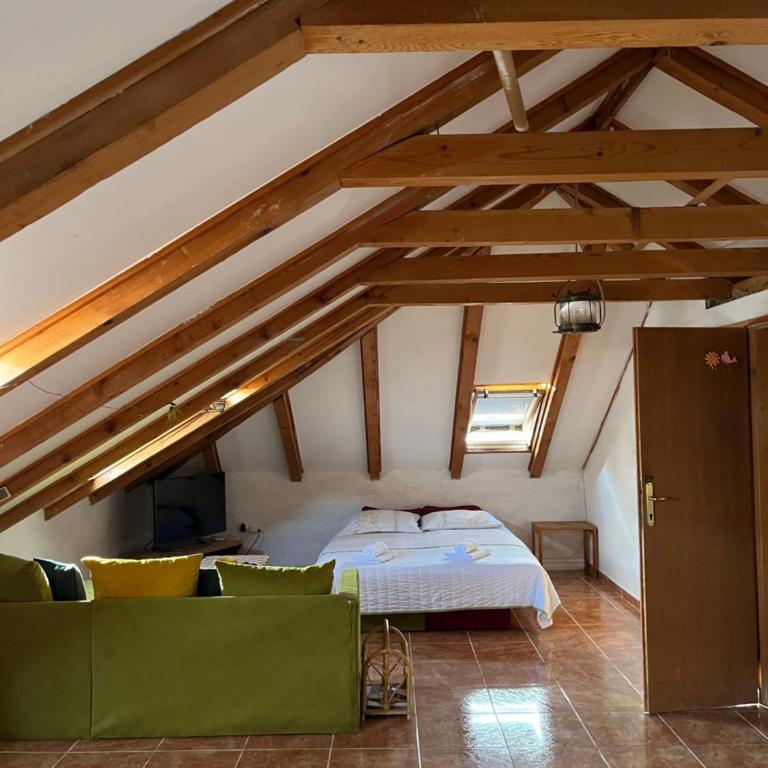 The Cozy Attic Stay - One-Bedroom Apartment - 1