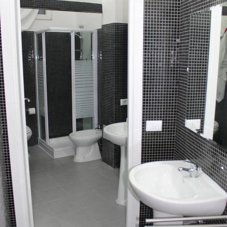 Central Hostel Milano - Camera Matrimoniale/Doppia con Letti Singoli con Bagno in Comune - 5
