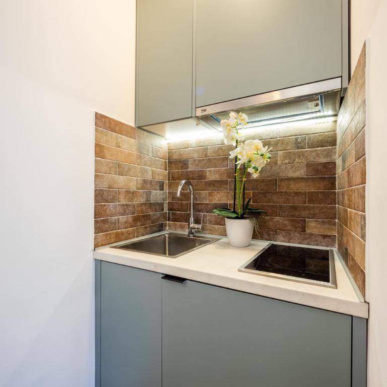 Guest House S-Lux - Suite with Balcony - 11