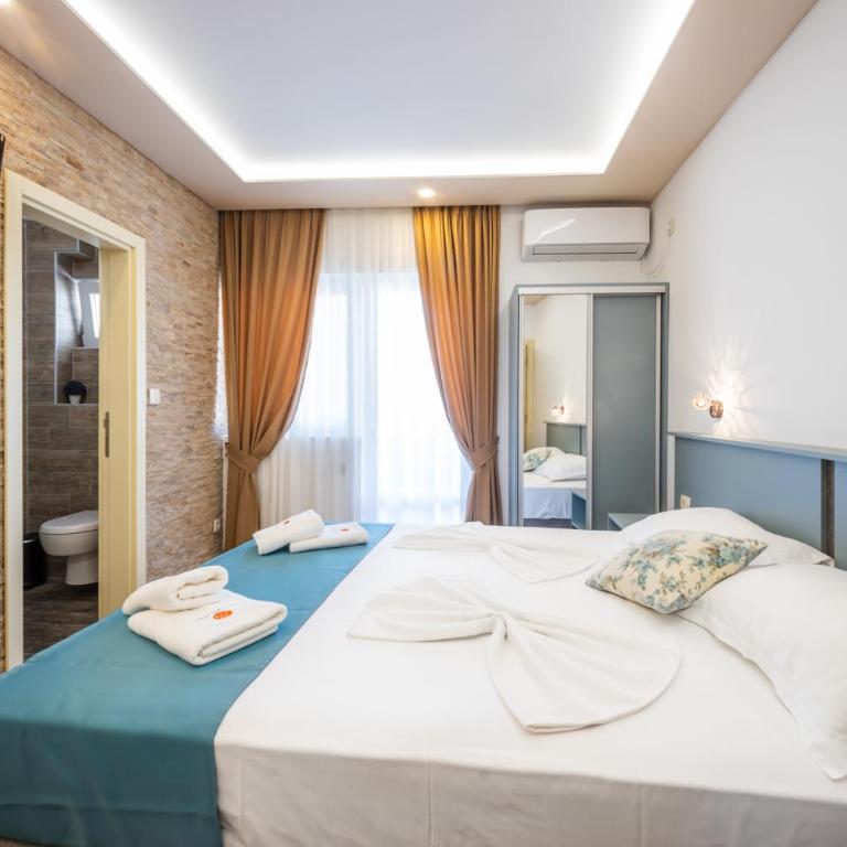 Guest House S-Lux - Suite with Balcony - 7