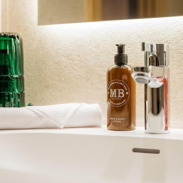 Luxurious Mountain Gem Enjoy Nature l Gym Sauna Pool l 1 MINUTE WALK TO SLOPES l by BonesVacances - Two-Bedroom Apartment with Terrace - 13