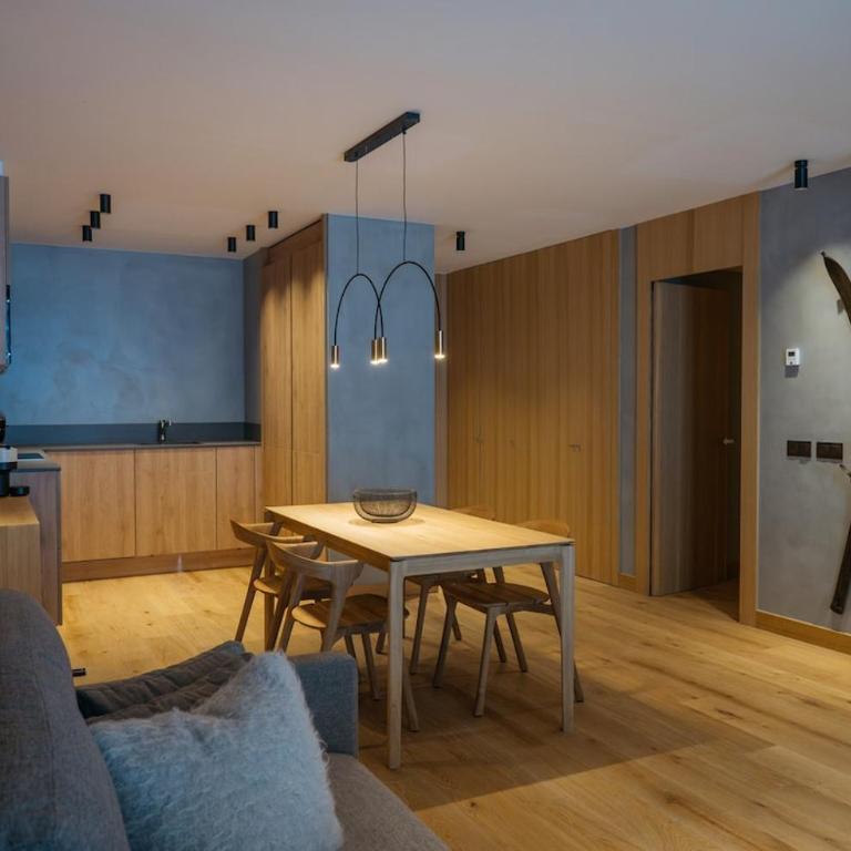 Luxurious Mountain Gem Enjoy Nature l Gym Sauna Pool l 1 MINUTE WALK TO SLOPES l by BonesVacances - Two-Bedroom Apartment with Terrace - 17